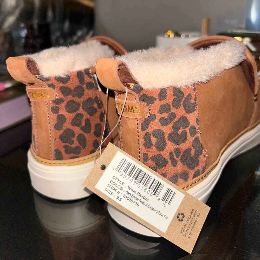 Size 9.5 Womens Toms Shoes With Leopard Print Design
